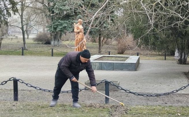 В Молочанске продолжаются работы по благоустройству. В Молочанске продолжаются работы по благоустройству.