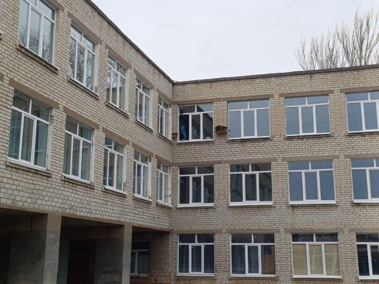 В Токмаке завершена установка новых окон в здании школы №6. В Токмаке завершена установка новых окон в здании школы №6.