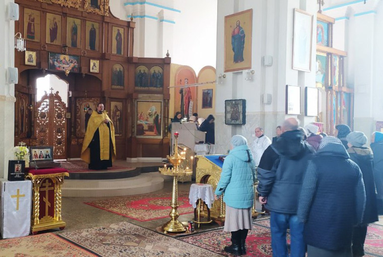 В последний день Масленицы, в Прощёное воскресенье в Свято-Успенском храме Токмака настоятель храма, отец Николай совершил богослужение с чином взаимного прощения.. В последний день Масленицы, в Прощёное воскресенье в Свято-Успенском храме Токмака настоятель храма, отец Николай совершил богослужение с чином взаимного прощения..
