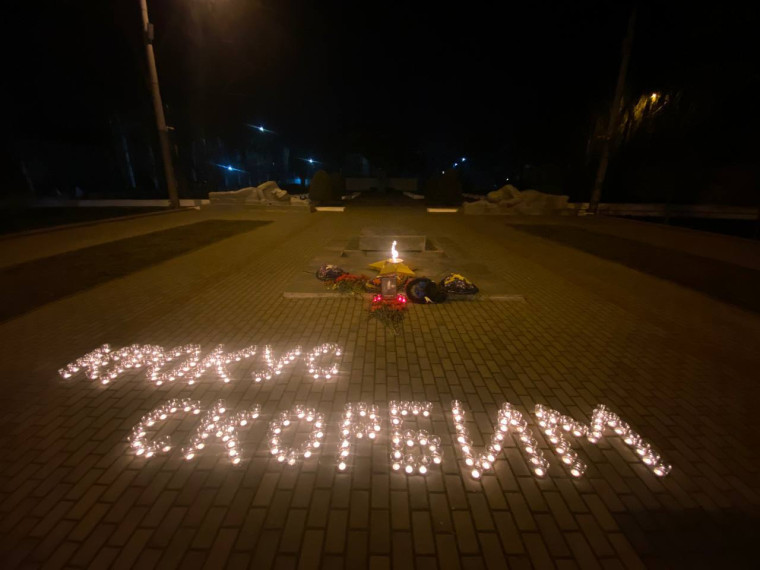 Вчера вечером жители Запорожской области зажгли свечи в память о погибших в «Крокус Сити Холл».. Вчера вечером жители Запорожской области зажгли свечи в память о погибших в «Крокус Сити Холл»..