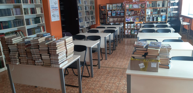 Токмакским библиотекам подарили книги. Токмакским библиотекам подарили книги.