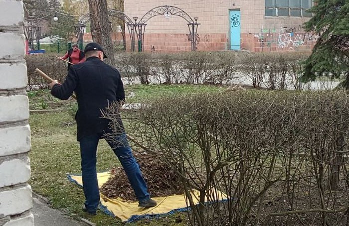Токмачане наводят чистоту в родном городе. Токмачане наводят чистоту в родном городе.