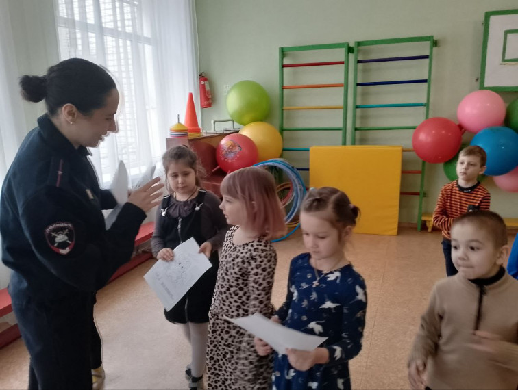 В Токмаке среди детей проводится профилактика дорожной безопасности. В Токмаке среди детей проводится профилактика дорожной безопасности.