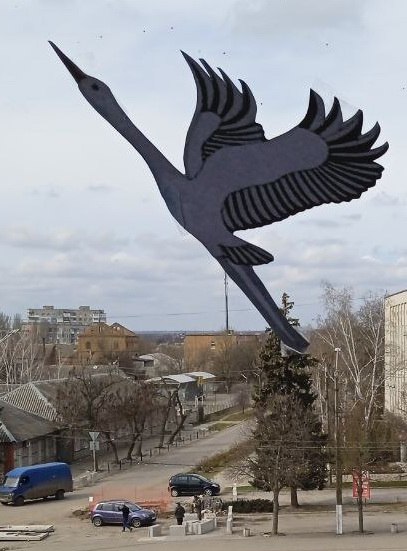 На окнах центральной городской библиотеки появились журавли, улетающие в небо. На окнах центральной городской библиотеки появились журавли, улетающие в небо.