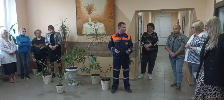 Пензенцы напомнили врачам Токмака правила пожарной безопасности. Пензенцы напомнили врачам Токмака правила пожарной безопасности.
