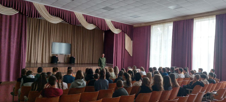 Офицеры Следственного комитета России провели лекцию для учеников Токмакской школы. Офицеры Следственного комитета России провели лекцию для учеников Токмакской школы.