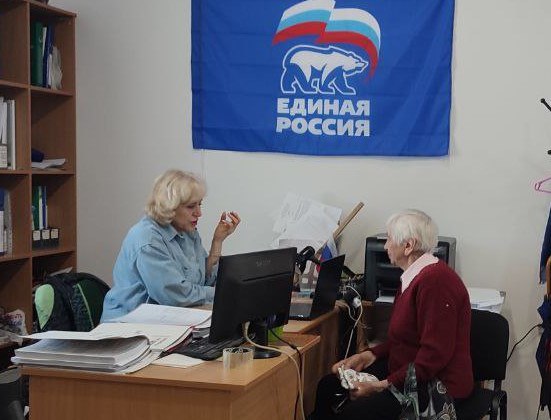 Председатель Токмакского окружного Совета депутатов, исполнительный секретарь местного отделения партии «Единая Россия» Нина Щепащенко и её первый заместитель Виталий Майборода провели прием граждан по личным вопросам.. Председатель Токмакского окружного Совета депутатов, исполнительный секретарь местного отделения партии «Единая Россия» Нина Щепащенко и её первый заместитель Виталий Майборода провели прием граждан по личным вопросам..