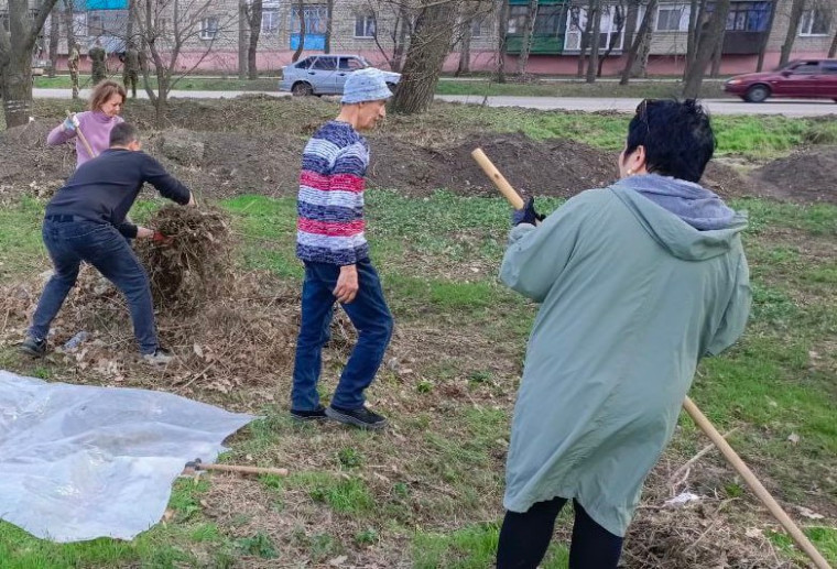 В санитарный день токмачане провели уборку парка Чапаева. В санитарный день токмачане провели уборку парка Чапаева.