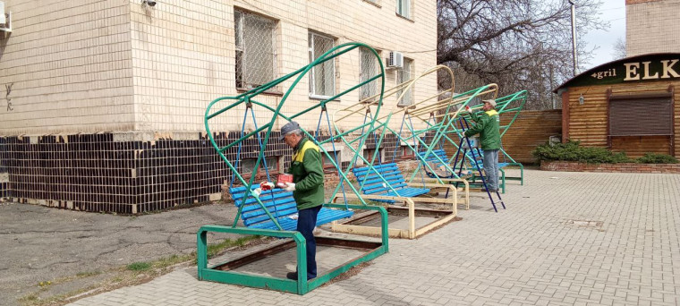 Сотрудники муниципального предприятия «УК «Контакт» отремонтировали и покрасили качели, что на центральной площади в Токмаке.. Сотрудники муниципального предприятия «УК «Контакт» отремонтировали и покрасили качели, что на центральной площади в Токмаке..