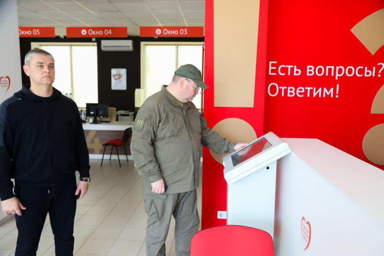 Олег Мельниченко положительно оценил новый МФЦ в Токмаке. Олег Мельниченко положительно оценил новый МФЦ в Токмаке.