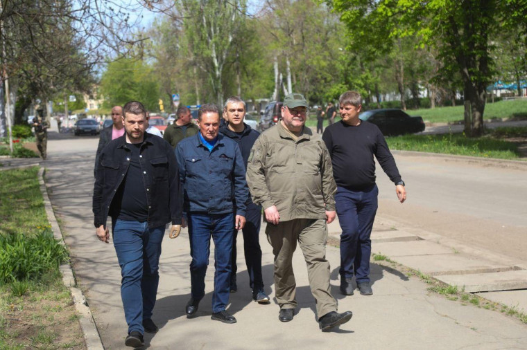 Губернатор Олег Мельниченко отметил хорошие темпы работы пензенцев на артезианской скважине в Токмаке. Губернатор Олег Мельниченко отметил хорошие темпы работы пензенцев на артезианской скважине в Токмаке.