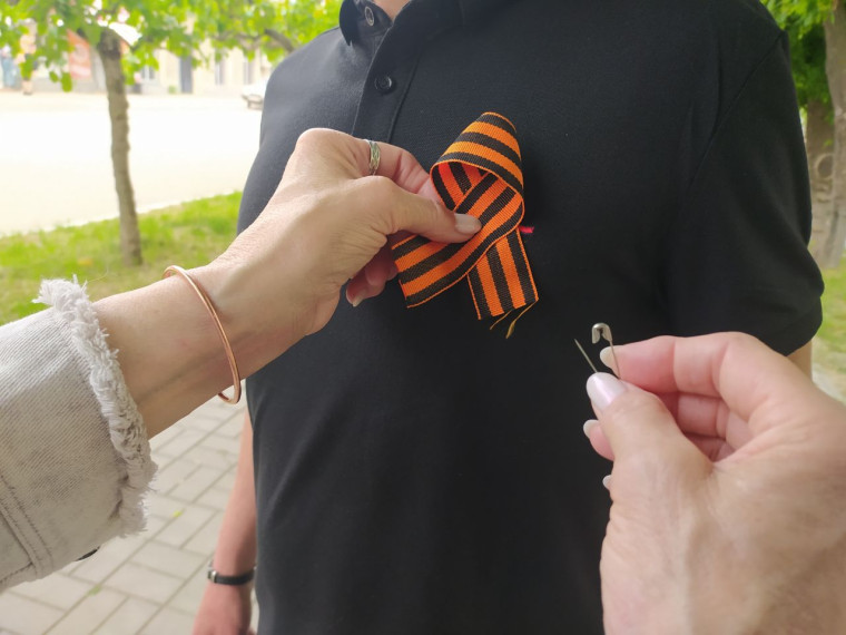 В Токмаке стартовала Всероссийская акция «Георгиевская ленточка». В Токмаке стартовала Всероссийская акция «Георгиевская ленточка».