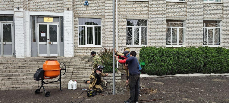 Специалисты аварийно-восстановительной бригады Ингушетии изготовили и установили флагшток в средней школе № 2 г. Молочанска. Специалисты аварийно-восстановительной бригады Ингушетии изготовили и установили флагшток в средней школе № 2 г. Молочанска.
