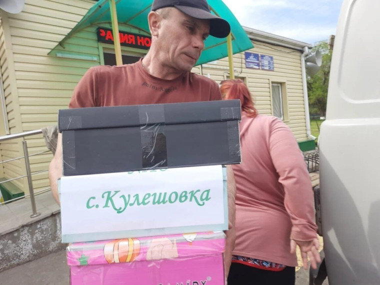 Пасхальные куличи привезли в Токмак из Краснодарского края. Пасхальные куличи привезли в Токмак из Краснодарского края.