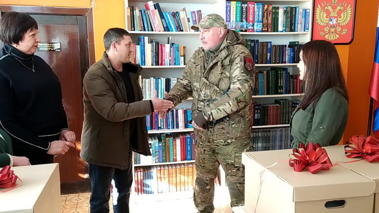 Сенатор от Запорожской области, глава подразделения «Царские волки» Дмитрий Рогозин привез из Москвы в библиотеку Токмака новогодний подарок - книги.. Сенатор от Запорожской области, глава подразделения «Царские волки» Дмитрий Рогозин привез из Москвы в библиотеку Токмака новогодний подарок - книги..