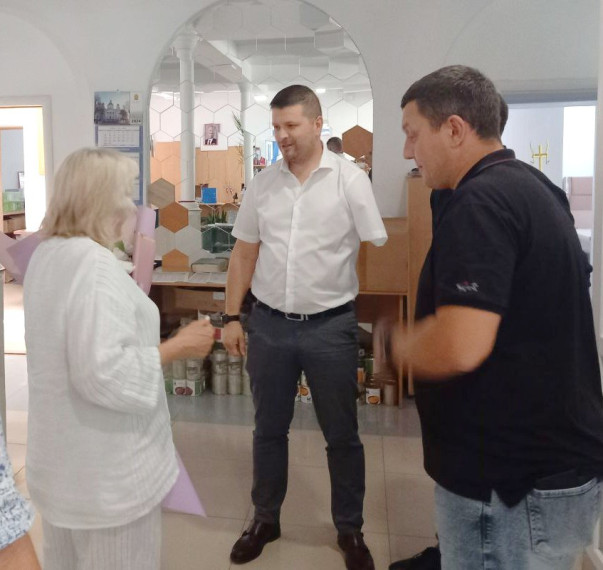 Сегодня руководители Токмакского муниципального округа, депутаты окружного Совета, активисты и волонтеры «Единой России», представители шефской делегации из Пензенской области поздравили председателя Токмакского окружного Совета депутатов. Сегодня руководители Токмакского муниципального округа, депутаты окружного Совета, активисты и волонтеры «Единой России», представители шефской делегации из Пензенской области поздравили председателя Токмакского окружного Совета депутатов.